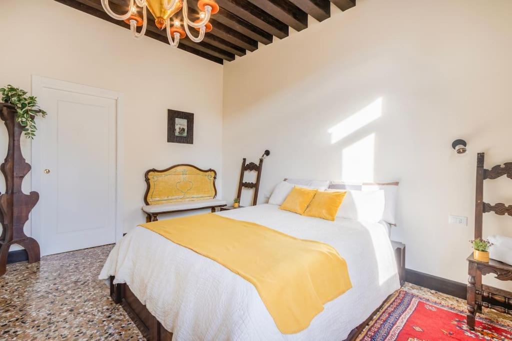 Canal View Luxury Heritage Retreat 2 Bedroom Venetië